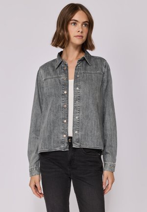 Giubbotto di jeans grigio scuro con colletto, chiusura a bottoni, due tasche sul petto e maniche lunghe. Tessuto texture con leggera scoloritura.