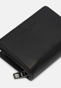 Czarny skórzany portfel z wytłoczonym logo marki, gładką fakturą, składanym designem, metalowym uchwytem zamka błyskawicznego oraz kontrastującymi detalami w obszyciu.