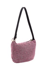 Borsa imbottita di cristalli rosa con tracolla in pelle nera. Presenta una forma arrotondata, chiusura con zip e un motivo a griglia di piccole pietre luccicanti.