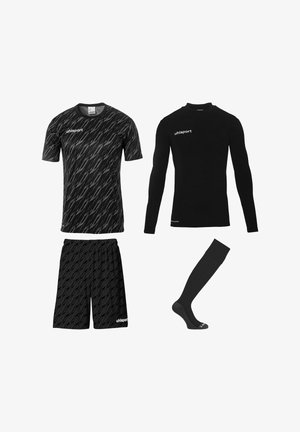 Conjunto de ropa deportiva negra que incluye camiseta de manga corta con estampado, pantalones cortos a juego, camiseta de manga larga lisa y un calcetín hasta la rodilla con logos de la marca.
