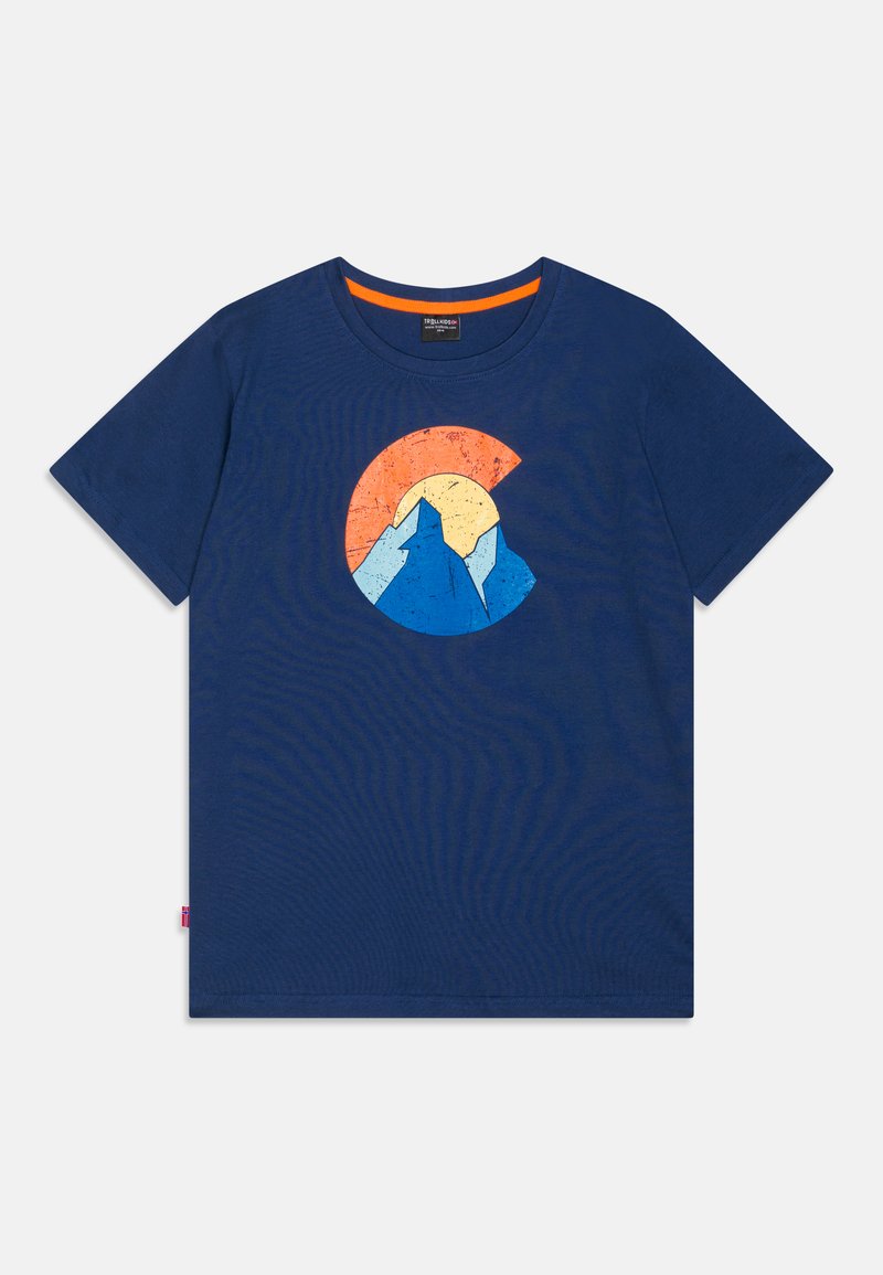 Marineblå bomulls t-skjorte med grafisk design av fjell og en sol i oransje og gule toner. Rund hals, korte ermer.