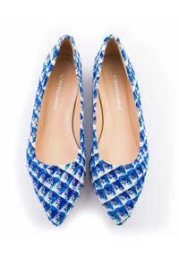 Zapatos planos de tela tejida en azul y blanco con punta afilada, y una plantilla lisa de color beige claro.