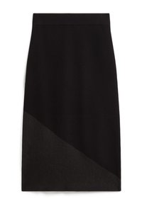 Jupe crayon noire avec une finition texturée, présentant un panneau diagonal dans une teinte légèrement plus sombre. Longueur au-dessus du genou, design ajusté.
