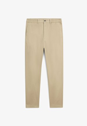 Beige rechtspijpige broek met elastische tailleband, knoopsluiting en twee zijzakken, plat uitgestald op een witte achtergrond.