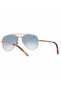 Occhiali da sole stile aviator con montatura in metallo argentato e lenti blu sfumate, dotati di aste in tartaruga marrone e un dettaglio a doppio arco sopra il naso.
