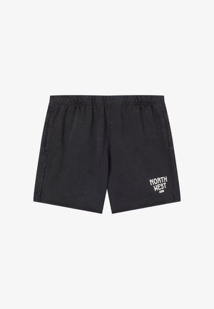 Pantalones cortos casuales negros con cintura elástica y bolsillos laterales, con texto blanco "NORTH WEST" en la parte inferior de la pierna derecha.