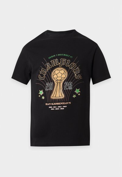 Μαύρο T-shirt με σχέδιο χρυσού τροπαίου, ποδοσφαιρικής μπάλας, «Champions 2026» και αστέρια, που απαριθμεί τα χρόνια των πρωταθλημάτων και το «HAN KJØBENHAVN».