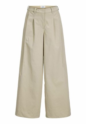 Beeživad laia säärega püksid vööaasade, vöökohtade voltidega ja peidetud eesmise kinnitusega, valgel taustal.