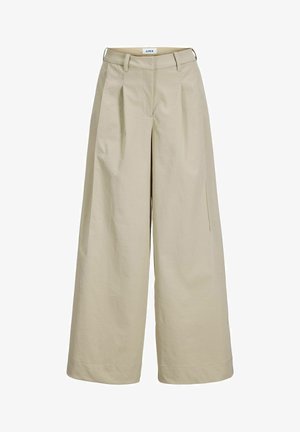 Beeživad laia säärega püksid vööaasade, vöökohtade voltidega ja peidetud eesmise kinnitusega, valgel taustal.