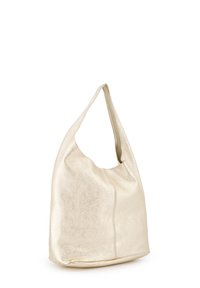 Metallic guld hobo taske med en blød, tekstureret overflade, enkelt skulderrem og et buet design. Har subtile syninger.