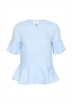Světle modrá blůza s krátkým rukávem a peplum lemem. Má kulatý výstřih a jedno zapínání na knoflík vpředu. Vyrobena z lehké tkaniny.