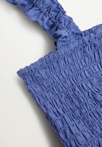 Sac fourre-tout froncé en tissu bleu uni avec une finition texturée. Comprend des anses plissées pour un design unique. Compact et léger.