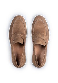 Brune ruskinds slip-on sko med en glat overflade, hvid gummi sål og subtil dekorativ syning. Har en elastisk strop for bedre pasform.