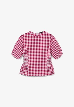 Blouse à manches courtes en vichy rouge et blanc avec un col rond et des côtés froncés, présentée sur un fond blanc.