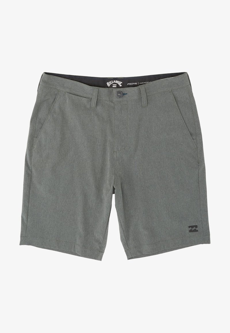 Shorts en tissu gris à texture lisse, avec deux poches avant et une fermeture à bouton. Présentent un petit logo noir sur l'ourlet inférieur.
