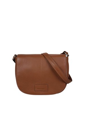 Sac bandoulière en cuir marron avec fermeture à rabat et sangle ajustable, surface texturée et détails de couture visibles.