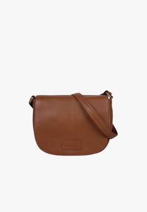 Sac bandoulière en cuir marron avec fermeture à rabat et sangle ajustable, surface texturée et détails de couture visibles.