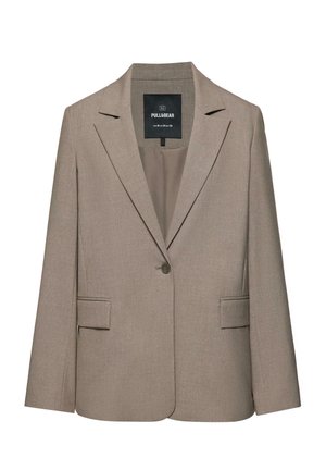Beżowa, jednozapinana, dopasowana marynarka z klapami z wycięciem, kieszeniami z patkami oraz metką Pull&Bear wewnątrz kołnierza.