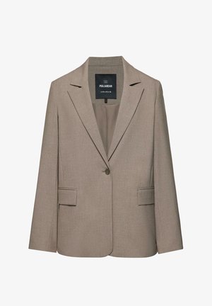 Blazer beige à un bouton, sur mesure, avec revers crantés, poches à rabat et une étiquette Pull&Bear à l'intérieur du col.