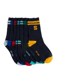 Set sedmih mornarskih nogavic iz bombaža, ki vsebujejo kontrastne črte, barve in logotipne poudarke. Vsaka nogavica se razlikuje po oblikovanju črt.