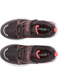 Sport Schuhe mit einem dunkelvioletten Mesh-Obermaterial, pinken Akzenten und einer weißen Sohle. Zu den Merkmalen gehören Schnürsenkel und ein Klettverschluss zur Befestigung.