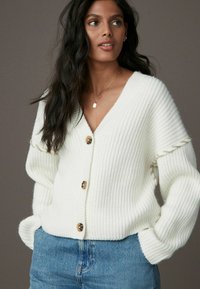 Next CONTRAST STITCH BUTTON UP V-NECK  - Kardigan - white ecru