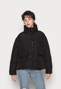 Pieces PCFREEDA SHORT OVERSIZE PUFFER JACKET - Casaco de inverno - black