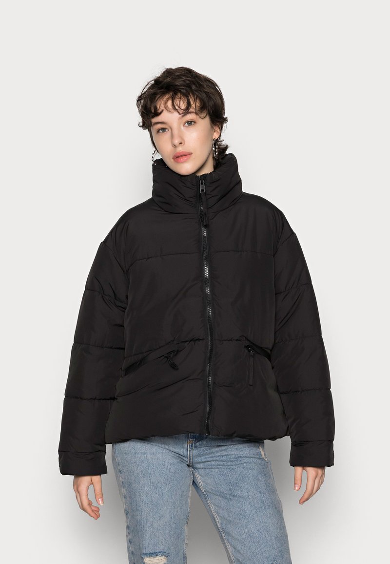 Pieces PCFREEDA SHORT OVERSIZE PUFFER JACKET - Casaco de inverno - black