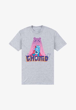 Camiseta gris con un gráfico de caricatura que muestra a un oso morado y a un oso azul sosteniendo un objeto rojo, destacado por la palabra "GHOSTED" en naranja.