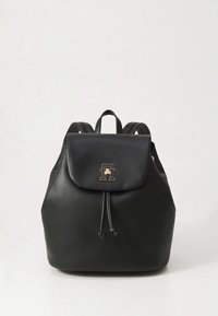 Čierny kožený batoh s textúrovaným povrchom, zaväzovaním na šnúrku a záklopkou s logom v zlatej farbe. Dva ramenné popruhy.