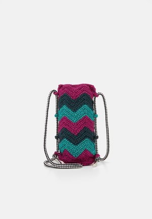 Kudottu narukassi, jossa on magentan, turkoosin ja tumman vihreän värinen chevron-kuvio. Varustettu musta-valkoisilla ruudullisilla hihnoilla ja tekstuuripinnalla.