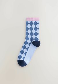 Calzini azzurri chiari con un motivo a diamante in blu scuro, bordo a coste rosa e accenti blu navy sulla punta e sul tallone. Texture del tessuto lavorato a maglia.