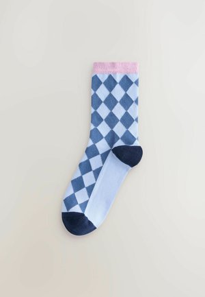 Lysblå sokker med et diamantmønster i mørkeblå, pink ribbet kant og marineblå detaljer på tå og hæl. Strikket tekstur.