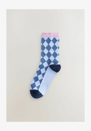 Lysblå sokker med et diamantmønster i mørkeblå, pink ribbet kant og marineblå detaljer på tå og hæl. Strikket tekstur.