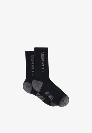 Paar schwarze Sportsocken mit grauen Fersen, Zehen und Bogenstützstreifen, mit dem Schriftzug "MERRELL" an den Seiten.