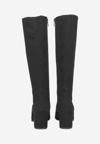 Bottes noires hautes en cuir de daim avec une texture lisse. Dotées d'un talon carré et de deux zips latéraux pour un enfilage facile.