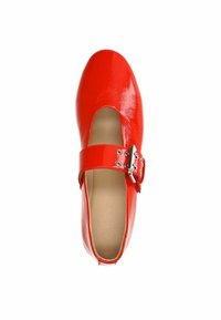Rode lakleren schoen met een afgeronde neus en een brede band met een zilveren gesp. Gladde textuur met een solide ontwerp en geen zichtbare patronen.