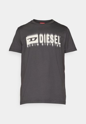 Ciemnoszara koszulka z krótkim rękawem z białym, wyblakłym logo "DIESEL DENIM DIVISION" nadrukowanym na piersi.