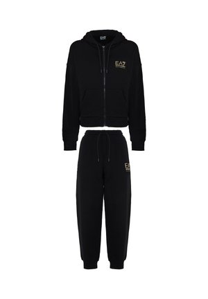 Tuta due pezzi nera in cotone. Giacca con cappuccio e zip, dotata di tasche frontali e logo, abbinata a joggers aderenti con vita elastica e logo.