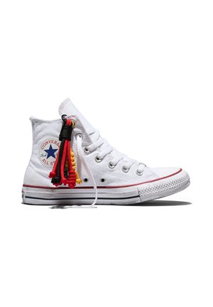 Weißer High-Top Converse-Sneaker mit rotem und schwarzem Kordelquast, der in der Nähe der Metallösen an der Seite befestigt ist.