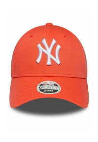 Orange Kappe aus Stoff, mit einem weißen gestickten New York Yankees-Logo, verstellbarem Riemen und einem runden Etikett mit der Aufschrift "9FORTY WOMEN."