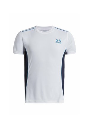 Camiseta deportiva blanca de manga corta con paneles laterales azules y el logo de Under Armour en la parte superior izquierda del pecho.