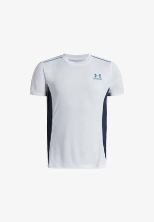 Biała sportowa koszulka z krótkim rękawem, niebieskimi panelami bocznymi i logo Under Armour na górnej lewej części klatki piersiowej.