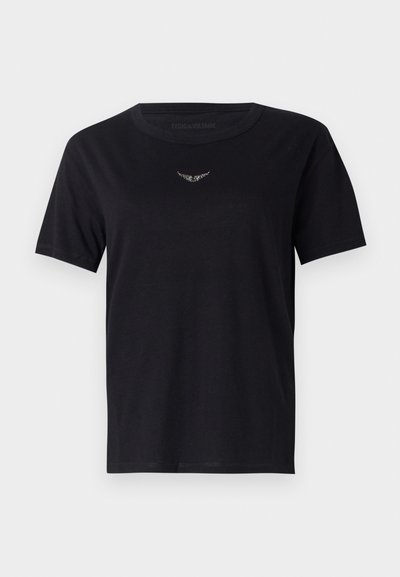 T-shirt en coton noir avec un col rond, des manches courtes et un logo texturé subtil en argent sur la poitrine. Finition en tissu lisse.