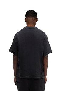 T-shirt preta de algodão com mangas curtas e um corte descontraído. Apresenta um decote redondo e um design simples e sem adornos.
