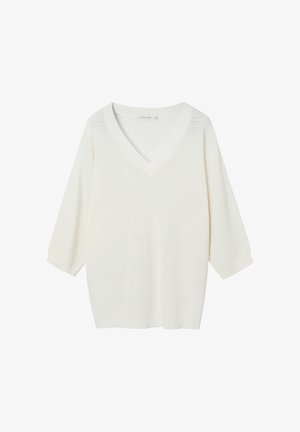 Hvid V-hals strikket sweater med trekvartlange ærmer og subtilt hulmønster langs halsudskæringen.