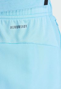 Svijetloplave atletske kratke hlače s prozračnom mrežicom, elastičnom trakom u struku i "AEROREADY" logom na stražnjoj strani.