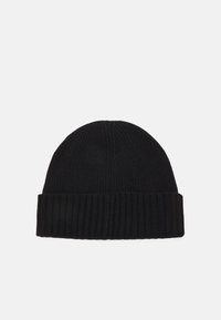 Zwarte gebreide beanie met een geribbelde textuur en een omgevouwen rand. Het ontwerp is aansluitend en onopvallend, geschikt voor casual draag.