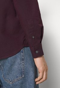 Lyle & Scott REGULAR FIT LIGHT WEIGHT OXFORD - Camisa - glenshee plum