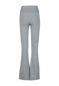 Pantaloni grigi a palazzo con una cintura elastica ampia. Realizzati in un tessuto morbido ed elastico. Il design presenta una texture liscia e un drappeggio sottile.